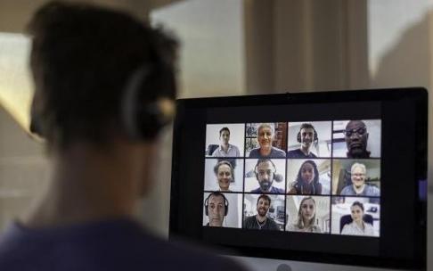 Un trabajador participa en una videoconferencia desde su casa.