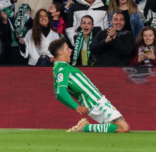 Tello celebra el gol que le ha marcado esta temporada al Atlético de Madrid.