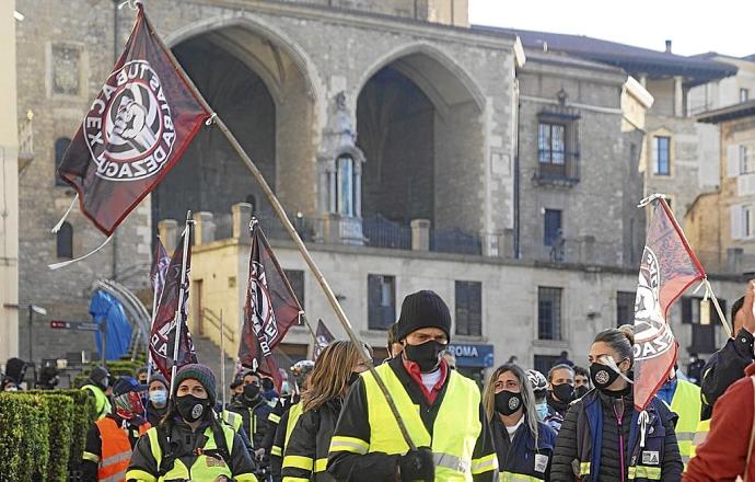 Trabajadores de Tubacex durante una de sus manifestaciones en Vitoria del pasado año. Foto: Alex Larretxi