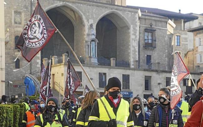 Trabajadores de Tubacex durante una de sus manifestaciones en Vitoria del pasado año. Foto: Alex Larretxi