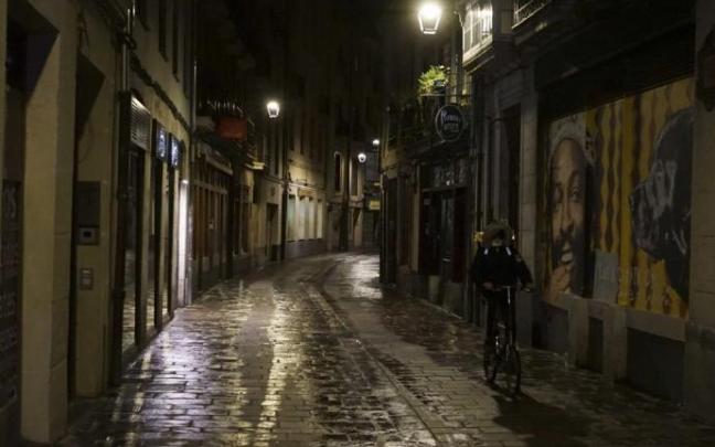 Un ciudadano sobre una bicicleta durante una noche en el Casco Viejo de Vitoria.