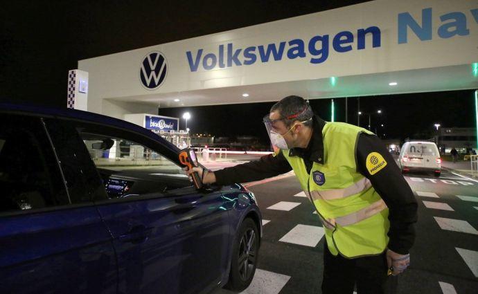 Toma de temperatura a la entrada de la fábrica en abril de 2020.