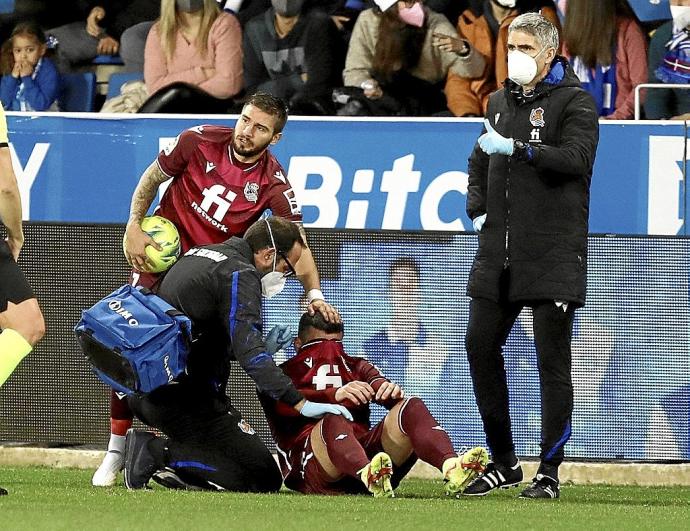 Ander Barrenetxea es consolado por Portu y por Imanol Soroa sobre el césped de Mendizorrotza.