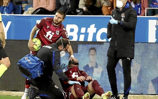 Ander Barrenetxea es consolado por Portu y por Imanol Soroa sobre el césped de Mendizorrotza.