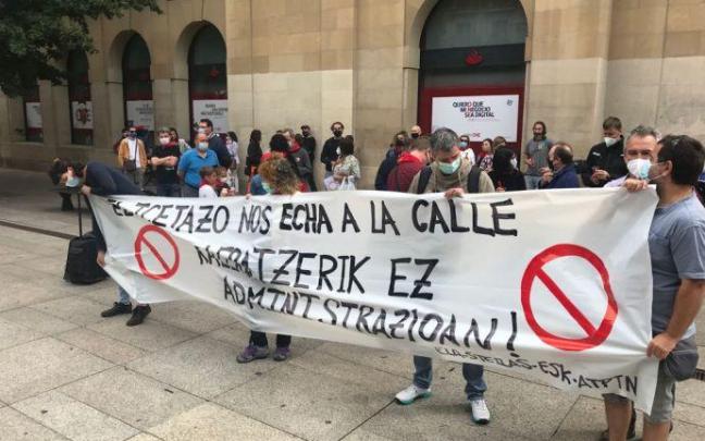 Concentración en contra del Decreto de medidas contra la temporalidad en Pamplona Concentración en contra del Decreto de medidas contra la temporalidad en Pamplona