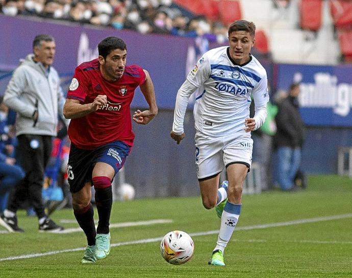 Tenaglia intenta robarle el balón a Cote durante el partido amistoso entre Osasuna y el Alavés en El Sadar. Foto: Alavés