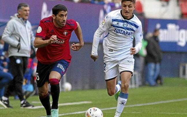 Tenaglia intenta robarle el balón a Cote durante el partido amistoso entre Osasuna y el Alavés en El Sadar. Foto: Alavés