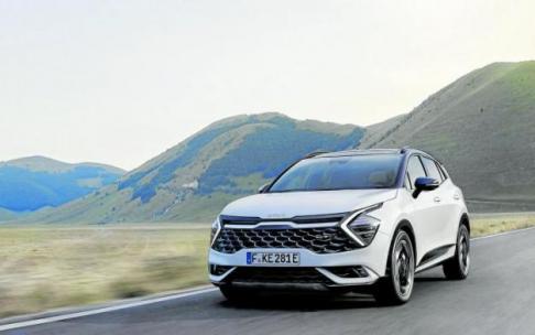 El nuevo Sportage, ya en su quinta generación, destaca por su espectacular diseño exterior, con un llamativo frontal y superficies limpias y musculosas que aportan solidez y dinamismo dentro de un conjunto muy armónico y sofisticado. Fotos: Kia/T.P.