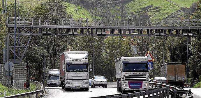 Arcos y cobro por distancia, en la N-1 a su paso por Gipuzkoa.