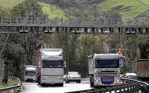 Arcos y cobro por distancia, en la N-1 a su paso por Gipuzkoa.