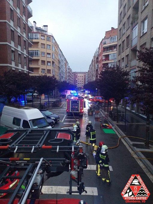 Intervención de los Bomberos de Gasteiz en la calle Tenerías.