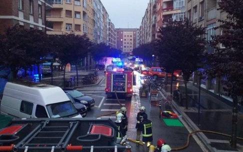 Intervención de los Bomberos de Gasteiz en la calle Tenerías.
