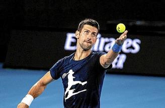 Djokovic, entrenándose el jueves en Melbourne. Foto: Efe