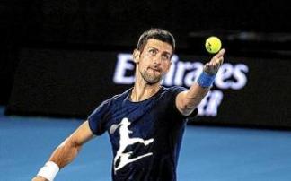 Djokovic, entrenándose el jueves en Melbourne. Foto: Efe Djokovic, entrenándose el jueves en Melbourne. Foto: Efe