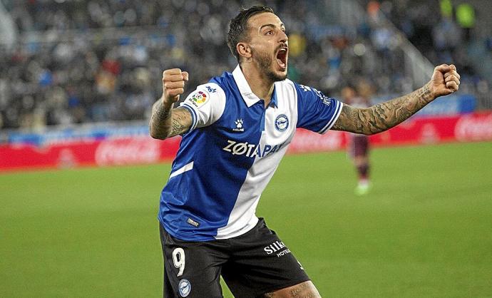 Joselu Mato celebra uno de los once goles que ha marcado con el Deportivo Alavés esta temporada. Foto: Josu Chavarri