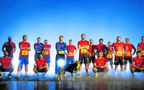 La renovada selección española, con el zumaiarra Kauldi Odriozola y el irundarra Iñaki Peciña, en el cartel de presentación del Europeo. Foto: Efe La renovada selección española, con el zumaiarra Kauldi Odriozola y el irundarra Iñaki Peciña, en el cartel de presentación del Europeo. Foto: Efe