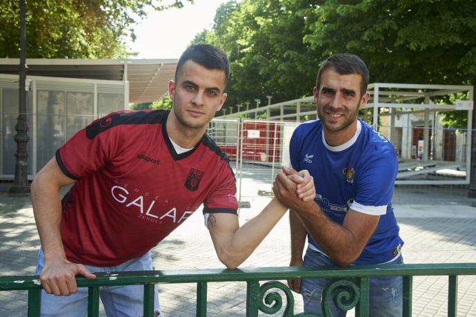 Los capitanes Pablo Grande (izda, Subiza) y Gorka Bakaikoa (Txantrea), manteniendo un pulso en el Paseo Sarasate.