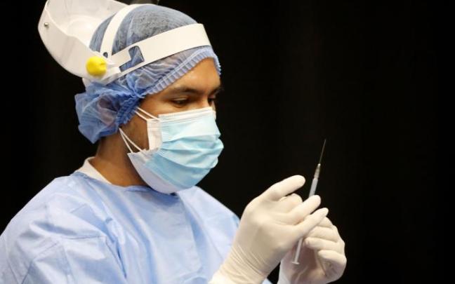 Un sanitario prepara una dosis de la vacuna.