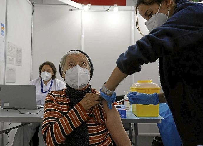 Un profesional sanitario administrando una vacuna a una señora. Foto: Pablo Viñas