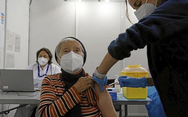 Un profesional sanitario administrando una vacuna a una señora. Foto: Pablo Viñas