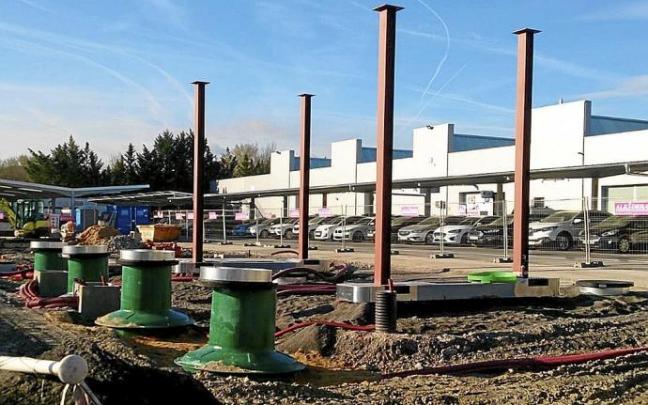 Estructura y depósitos soterrados de la nueva gasolinera en el Alto de Armentia, ayer. Foto: DNA