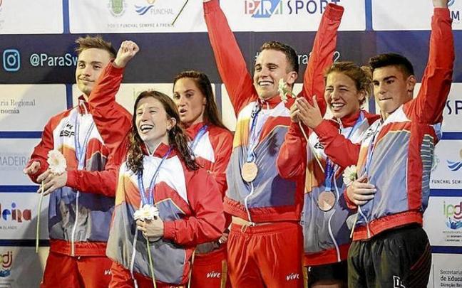 Llopis y Zudaire, a la izquierda de la imagen, en el podio de la prueba junto a sus compañeros. Foto: N.G.