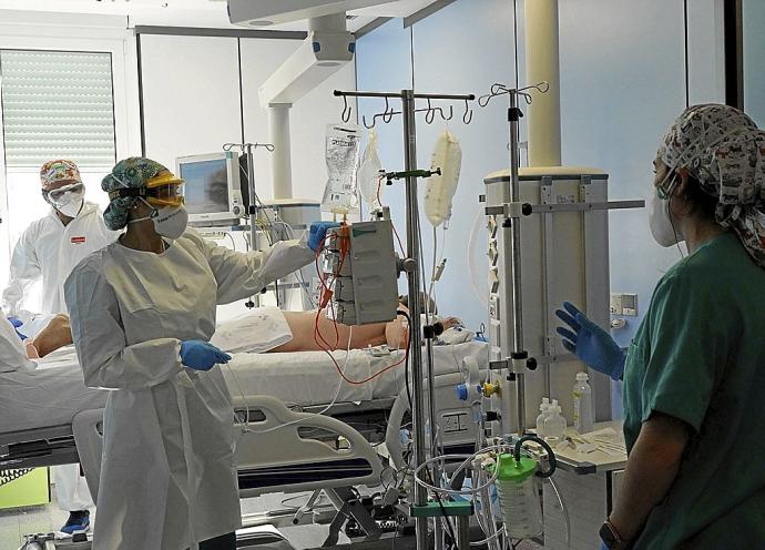 Varios sanitarios atienden a un paciente en UCI. Foto: Pablo Viñas