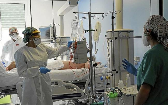 Varios sanitarios atienden a un paciente en UCI. Foto: Pablo Viñas Varios sanitarios atienden a un paciente en UCI. Foto: Pablo Viñas
