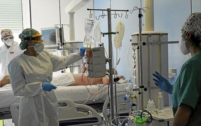 Varios sanitarios atienden a un paciente en UCI. Foto: Pablo Viñas