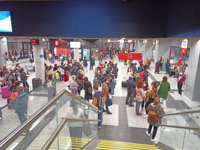 La estación Intermodal presentaba este aspecto ayer a mediodía con decenas de viajeros en los andenes.