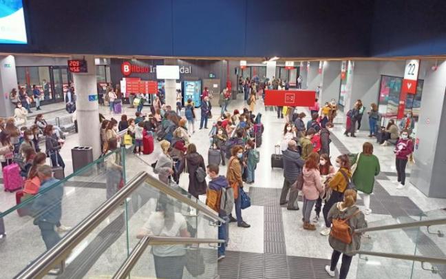 La estación Intermodal presentaba este aspecto ayer a mediodía con decenas de viajeros en los andenes.