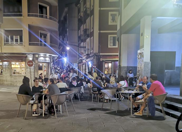 Varios grupos de personas se reúnen en la calle Coscojales de Portugalete.