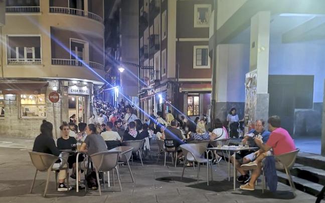 Varios grupos de personas se reúnen en la calle Coscojales de Portugalete.