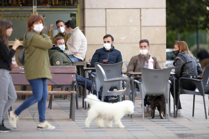 Mujer pasando con su perro por una terraza