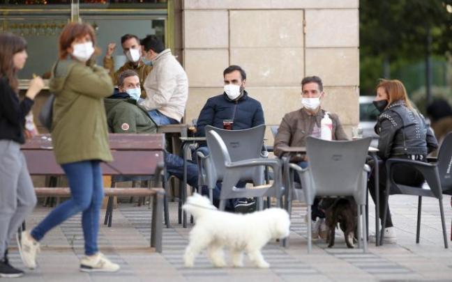 Mujer pasando con su perro por una terraza Mujer pasando con su perro por una terraza
