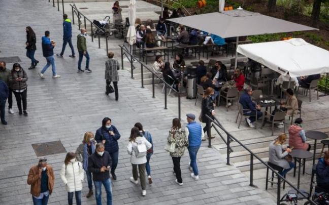 Clientes en la terraza de un bar.