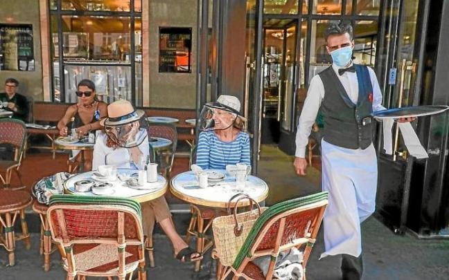 Terraza de una cafetería de París.