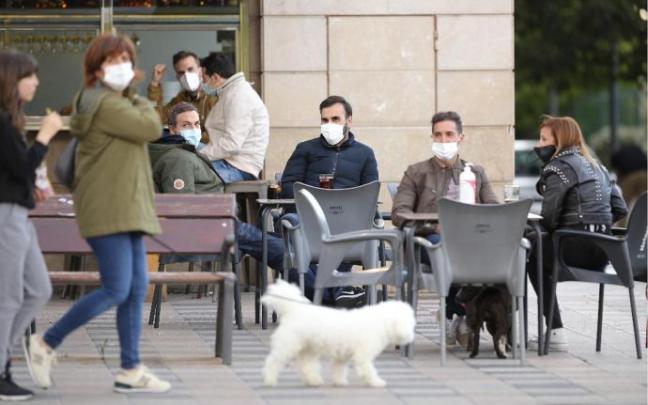 Un grupo de personas toma algo en una terraza de Bilbao. Un grupo de personas toma algo en una terraza de Bilbao.