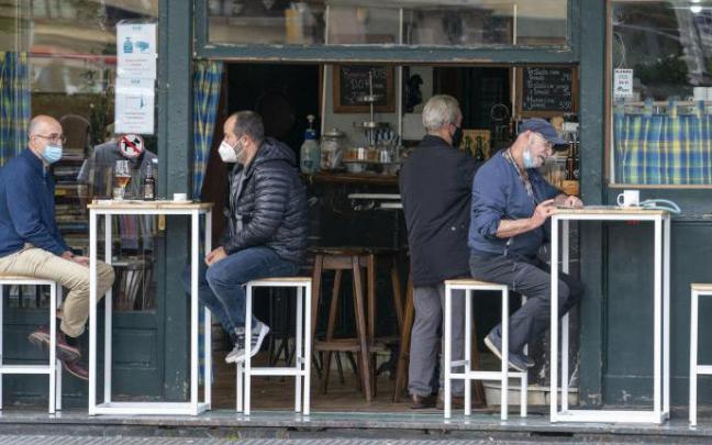 Varias personas en una terraza
