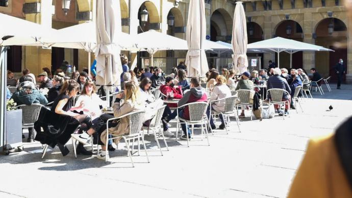 Una terraza llena de gente en la plaza de la Constitución.