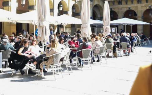 Una terraza llena de gente en la plaza de la Constitución. Una terraza llena de gente en la plaza de la Constitución.