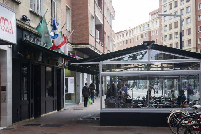 Terraza cubierta / velador de la taberna Tobas.