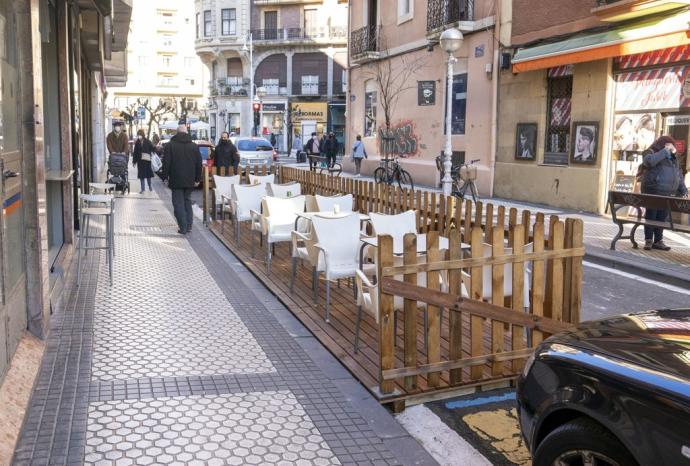 Una terraza de hostelería ubicada sobre zona de estacionamiento.