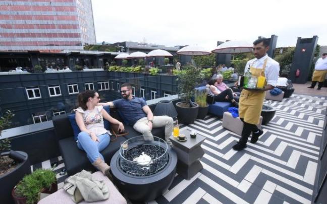 La última terraza de altura que se ha incorporado en Bilbao es la del Hotel Radisson Colection, ubicada en plena Gran Vía. La última terraza de altura que se ha incorporado en Bilbao es la del Hotel Radisson Colection, ubicada en plena Gran Vía.