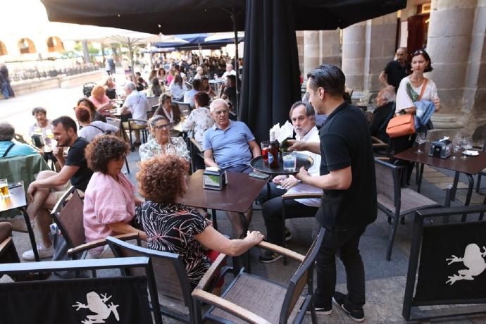 Gente tomando algo en las terrazas de Bilbao