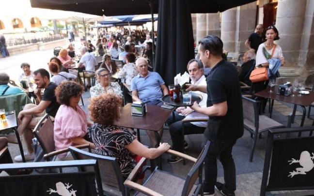 Gente tomando algo en las terrazas de Bilbao