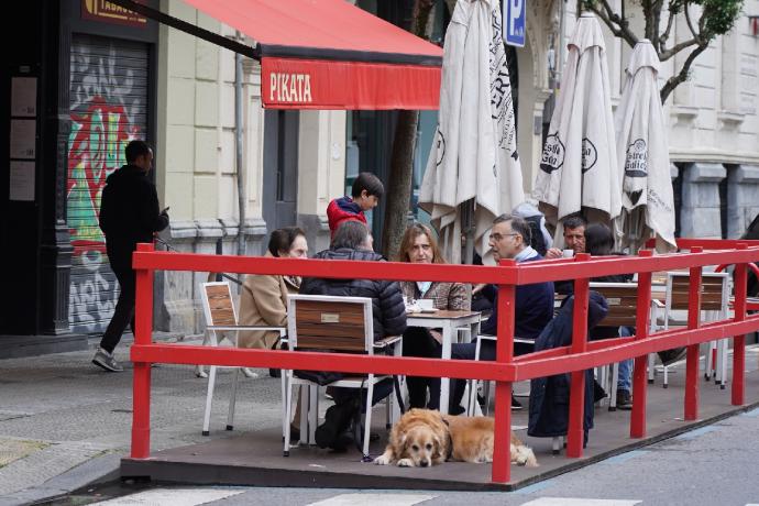 Una de las terrazas covid que se ubica en un espacio de aparcamiento.