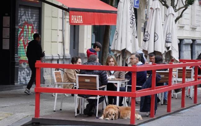 Una de las terrazas covid que se ubica en un espacio de aparcamiento.