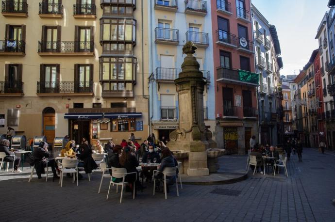 Clientes disfrutando del buen tiempo en diciembre las terrazas de Navarrería.