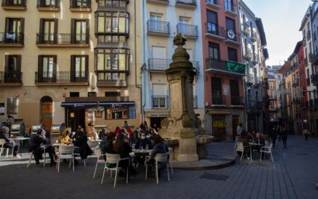 Clientes disfrutando del buen tiempo en diciembre las terrazas de Navarrería. Clientes disfrutando del buen tiempo en diciembre las terrazas de Navarrería.